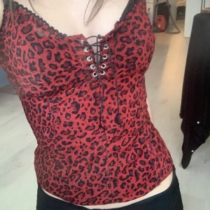 Leopard topp - Söt leopard topp, säljer för är inte min still längre. Bra kvalitet, inga skador på toppen