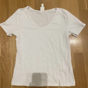 Hm t-shirt - Säljer en helt vanlig vit t-shirt från hm. Endast använd fåtal gånger. Kom privat för fler bilder/frågor🩷