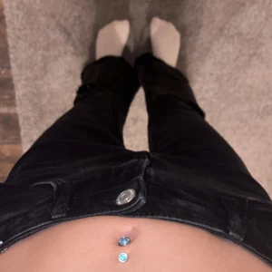 Fina - Jätte fina low waist bootcut jeans svarta från hm knappt använda 