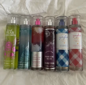 Parfymer - Det är 6 olika parfymer som jag säljer 1 för 125 6 för 500=85kr st. Det är runt 90% kvar i alla och det är alltså runt 50 ml i.💙🤍💙🤍
