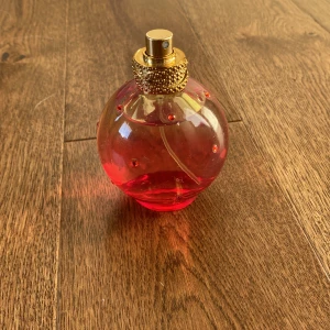 Parfym Britney Spears - Nästan oanvänd parfym, ”Blissful” från Britney Spears. EdT 100 ml. Kork saknas.  Köpte utan att ha luktat på den eftersom jag tyckt om alla hennes dofter hittills, men denna föll mig tyvärr inte i smaken. 