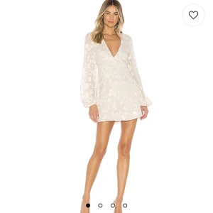 Toppenfin studentklänning i nyckick från Revolve - Säljer nu min älskade studentklänning! Användes endast en gång. Verkligen som ny. Jättefin, precis lagom lång, härlig ärm och så fin i halsen.  Ordinarie pris var 2819 kr (finns att se på sista bilden), mitt pris är 2000 kr. 💕💕💕💕💕