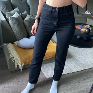 Svarta Levis jeans - Higt slim svarta Levis jean