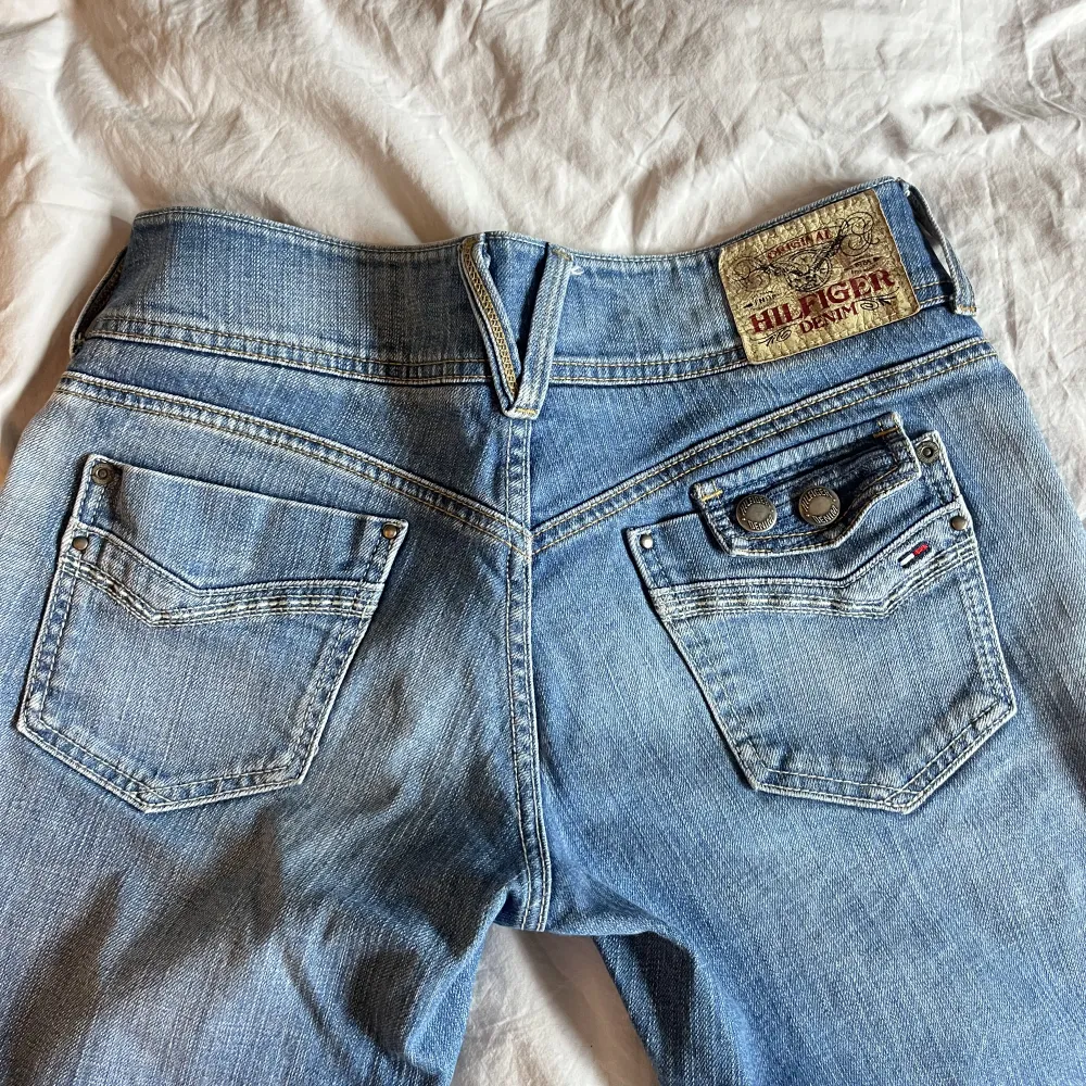 Lågmidjade bootcut jeans i snygg tvätt och fina fickor köpta på Plick, och dem är vintage Tommy hilfiger. Midjemått rakt över: 40 innerbensläng 77. Jeans & Byxor.