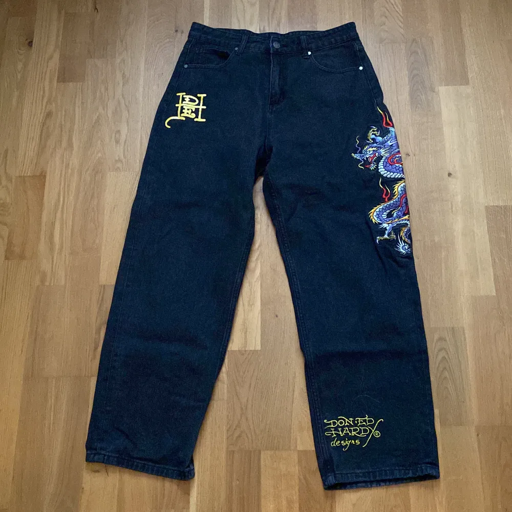 Säljer mina Ed Hardy jeans då dem inte kommer till användning längre. Inte sönder eller nötta någonstans och använda ett par fåtal gånger. Dm:a för frågor och mer bilder.. Jeans & Byxor.