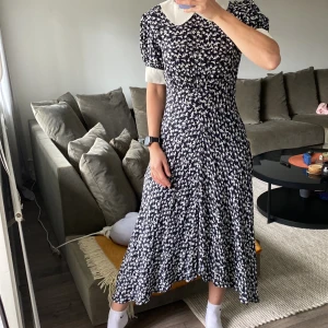 Jättefin klänning  - Blommig klänning. Kan passa till fest, jobbet, och vardagen.