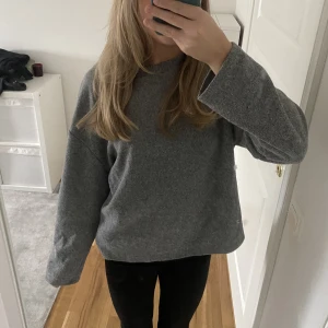 Grå zara stickad tröja - Superskön tröja ifrån zara som inte kommer till användning längre💓 Pris kan diskuteras 