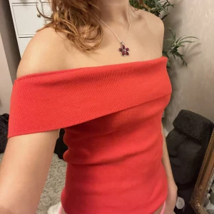 Off shoulder topp - Off-shoulder topp från Zara, inte använd! 