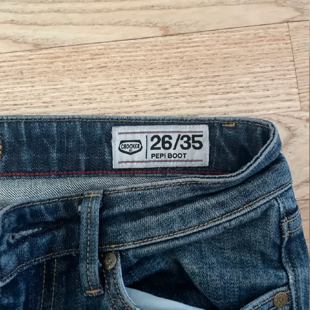 Säljer mina crocker jeans som är i storlek S-M skulle säga att de passar någon som är 170 cm då de sitter lite långa på mig som är 163 cm❤️de är mina favorit jeans dom sitter så fint men tröttnat på dom!!. Jeans & Byxor.