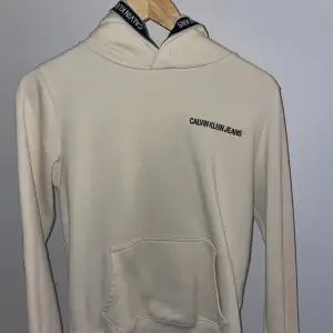 Snygg vit Calvin Klein hoodie