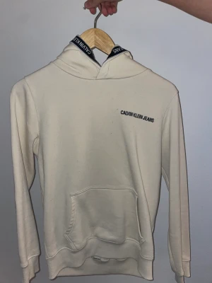 Vit Hoodie CK - Snygg vit Calvin Klein hoodie