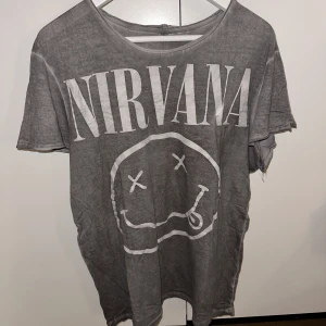 T-shirt med tryck  - Grå lite oversize nirvana tisha! Osäker på storlek och var den är köpt; men gissar på M/L & HM. 