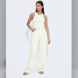 Bikbok jeans - Jeans i färgen ecru från bikbok i skönt jeansmaterial och långa i benen