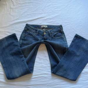 (Lånade bilder) Super snygga lågmidjade levis jeans 💕 dom är köpta från plick, knappt använda. Midjemått rakt över: ca 33cm, innerbens längd: 74cm. 