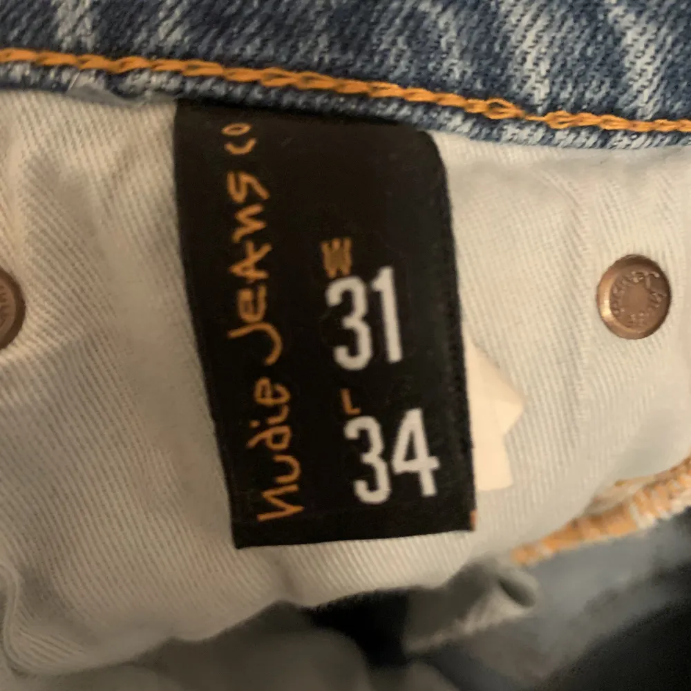Säljer dessa sjukt feta Nudie jeans som inte kommer till användning. Storlek 31/34. Först till kvarn! 😄 . Jeans & Byxor.