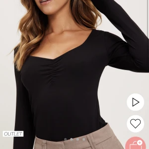 Nelly topp - Superfin topp från Nelly. Långa ärmar och tunt material. Inte genomskinlig. 