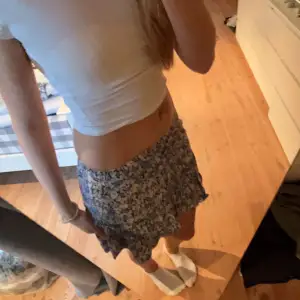 Säljer denna söta kjol ifrån zara med blommigt mönster. Köpt för ganska länge sen så finns inte tillgänglig längre. Kjolen har även inbyggda shorts och är i väldigt skönt material. Är i st. M men passar mig bra som har S. Tryck på köp nu!