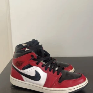 Jordan 1 Chicago Black Toe - Säljer dessa snygga skor som används ett antal gånger men är i fint skick.   Pris kan alltid diskuteras vid snabbköp😊