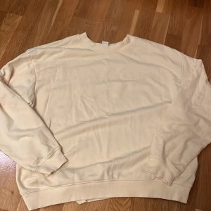 Oversized Långärmad gul tröja - Köpte den på Monki och är i storlek L (^ - ^) den sitter ganska oversized och är i bra kondition 