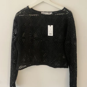 Långärmad hållig tröja  - Sälja denna helt oanvända fisknätströja med prislappen kvar från lager 157. Den är i stl s. Köparen står för frakten💘