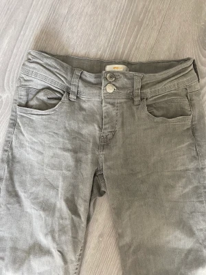 Lågmidjade jeans från gina - Säljer dessa jeansen från ginatricot🤍 de är superfina och säljer pga ingen användning! 