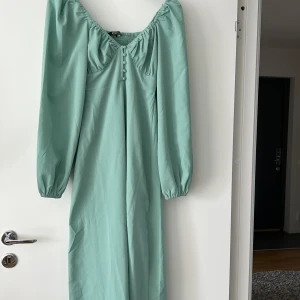 Klänning - Klänning använd endast engån. Super fin. Säljer då jag fick en likadan i present. Ordinarie pris 499kr 