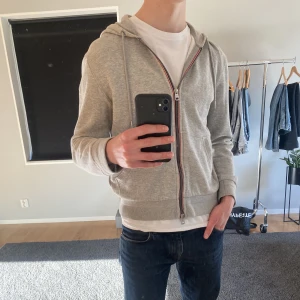 Moncler zip hoodie - Säljer min moncler hoodie i väldigt bra skick, storleken är L men sitter mer som en M. 