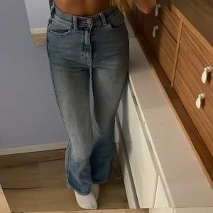 Utsvänga jeans från dr.denim som sitter bra!! Modellen heter moxy flare och är i storlek XS, längd 32. Går precis till fötterna på mig som är 165 cm. 😆 Pris går att diskutera!! Köpta för 499 kr.