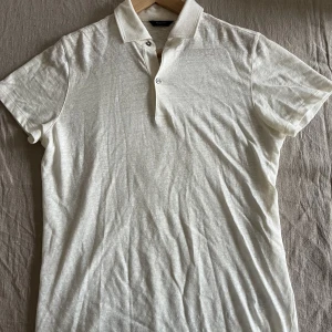 Linnepiké - Vit piké från Massimo Dutti tillverkat i 100% linne. Strlk S. Små fläckar se bild -> 