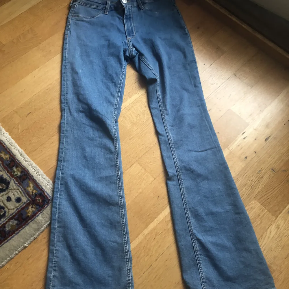  Så jättefina låg midja jeans som tyvärr är för små för mig❣️. Jeans & Byxor.