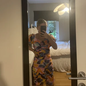 mönstrad klänning - en mönstrad klänning från Ginatricot i storlek 36, den är bara använd 1 gång 💕