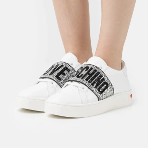 Love Moschino Skor - Säljer mina slutsålda ”Love Moschino Skor” i storlek 37! Dem är använda en gång, så ser iprincip helt nya ut💕 skriv privat för egna bilder så svarar jag så fort jag kan ;)   osäker, men tror nypris ligger mellan 2.500-3.000