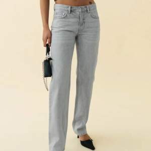 Säljer ett par ljusgråa jeans från GinaTricot i modellen low straight i storlek 36.   Haft ett tag men har inte använts särskilt mycket därav fortfarande fint skick!