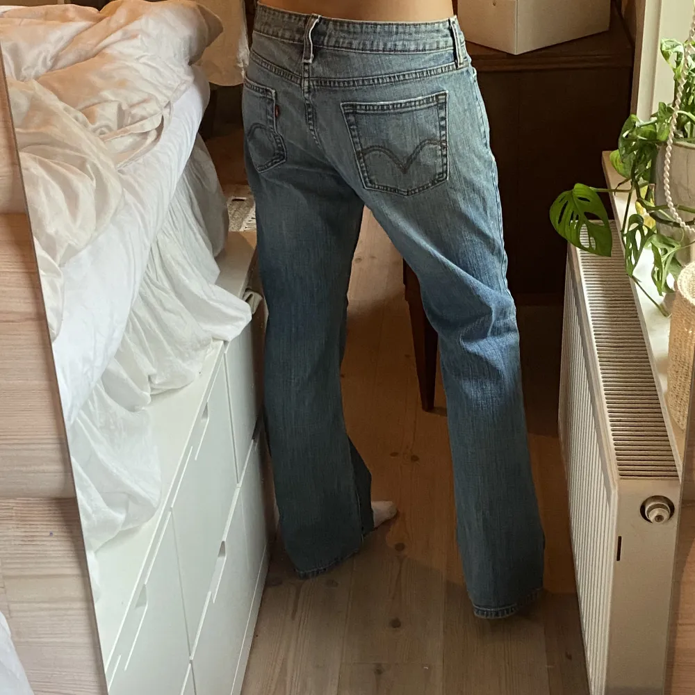 Ljusblå lågmidjade raka jeans, från Levis. Midjemått:84cm och Innerbenslängd:76cm . Jeans & Byxor.
