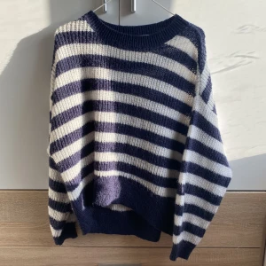 Randig stickad tröja  - Jättefin randig stickad tröja (marin blå och vit/cremevit) den är i nyskick och är i storlek M!