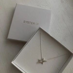 Syster p  - Syster p halsband aldrig använt då jag fick de i present nypris 800kr och kedjan är 45 cm.