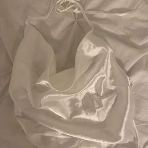 En vit jättefin silkestopp med knytning i ryggen 🩵 Aldrig använd 💙