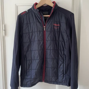 Aston Martin racing! - Tjocktröja i bomull med vindskydd går att använda som jacka!