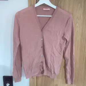 En fin rosa cashmere tröja från Randolph. Rätt så bra skick om man utgår från dom 2 små hålen vid den vänstra armen. Den är i storlek S till xs. Tror att den är köpt för ca 1000 kr säljer denna för 400 för dom små hålen💘 