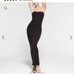 SKIMS klänning - Svart skimsklänning i strl M. Använd endast en gång så är i jättebra skick! Original pris: 975 exkl frakt och tull. Mitt pris: 500