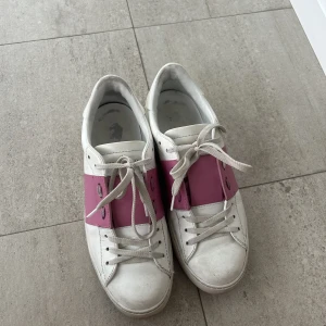 Valentino sneakers - Rosa valentino sneakers storlek 38💞 sparsamt använda går att tvätta till lite💖 box och dustbag medföljer! Säljer då de inte kommer till användning💘