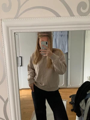 Sweatshirt  - En oversize sweatshirt från Lindex i en fin beige färg. Storlek S 💛