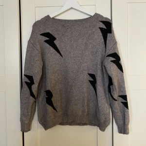 Blixttröja - Tröja med blixtar på. Sparsamt använd