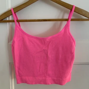 Neonrosa linne - Säljer detta linne i ett ribbat material. Väldigt bra skick