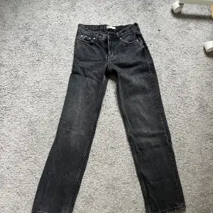 Lågmidjade raka jeans från Gina tricot, nyskick, svarta/urtvättadsvart
