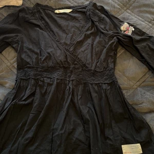 odd molly blus - säljer min fina odd molly blus! Den har tyvärr blivir för liten för mig så därav säljer jag den för 600kr, nypriset ligger på 1200kr. Man får abolut buda!!💗💗