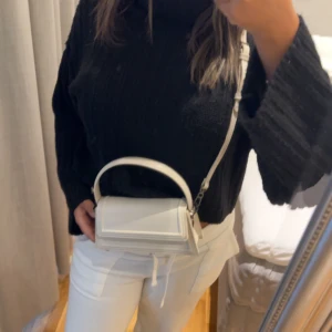 Väska  - Säljer denna jätte fina väskan, som ja köpte för ett litet tag sen. Den har aldrig kommit till användning för har inte hittat någon speciell outfit att använda den med. Man får plats med en del saker där inne och den är i ett jätte bra skick. 