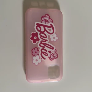 Barbie mobilskal till Iphone  - Barbie skal som passar till IPhone XR/X. Köpt för någon enstaka vecka sedan i London därav kanppt använd. 