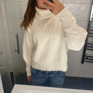 Stickad tröja  - Jättefin vit stickad tröja utan defekter 🤍 köpt för 499