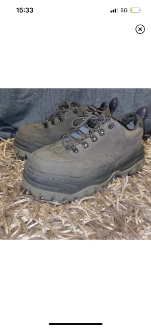 Eytys - Riktigt cola eytys i mörk grått!🤍🖤 Relativt bra använda, men fortfarande i bra skick, defekter finns (skriv privat för fler bilder)❤️ Låda och dustbag finnd